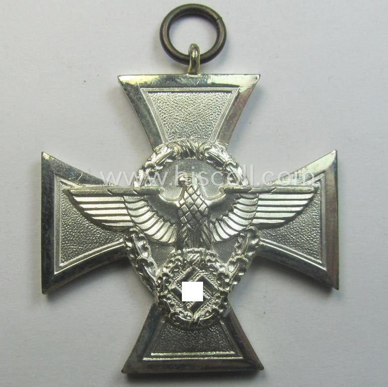 Bright-silver-toned 'Polizei-D.A. 2. Stufe' (or: police loyal-service medal 2nd class) that came together with its period (and long-sized!) ribbon (ie. 'Bandabschnitt') and that comes stored in its scarcely seen, green-coloured etui