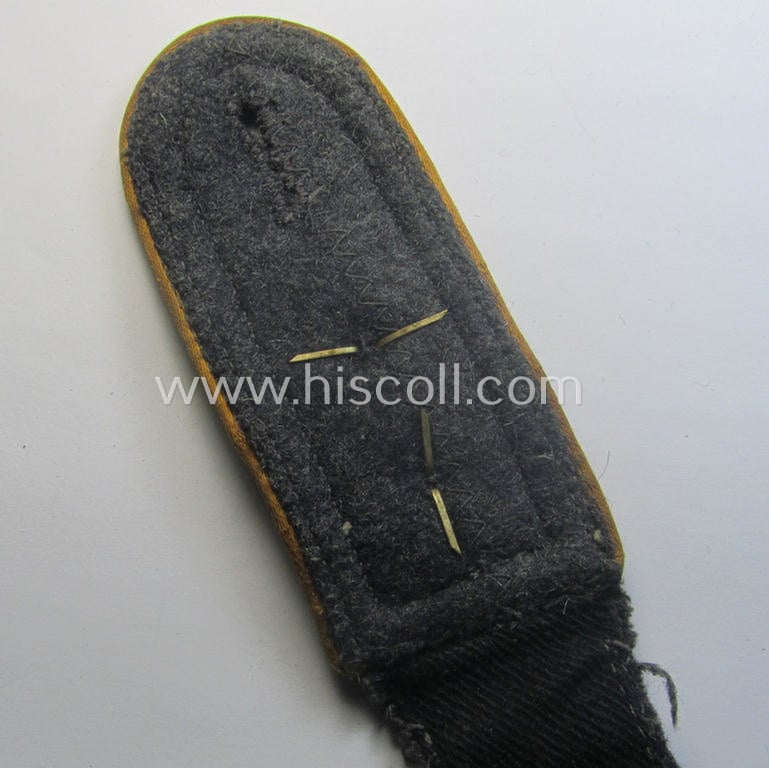 Single, WH (Luftwaffe) NCO-type shoulderstrap as piped in the golden-yellow- (ie. 'goldgelbener'-) coloured branchcolour as was intended for an: 'Oberfeldwebel der Flieger o. Fallschirm-Trpn.'