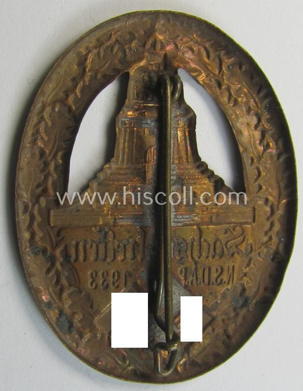 Commemorative, tin-based- and/or: bright-golden-coloured, early-period N.S.D.A.P.-related 'tinnie' being a non-maker marked example depicting the 'Kyfhäuser'-monument and 'swastika'-device and bearing the text: 'Sachsentreffen N.S.D.A.P. 1933...
