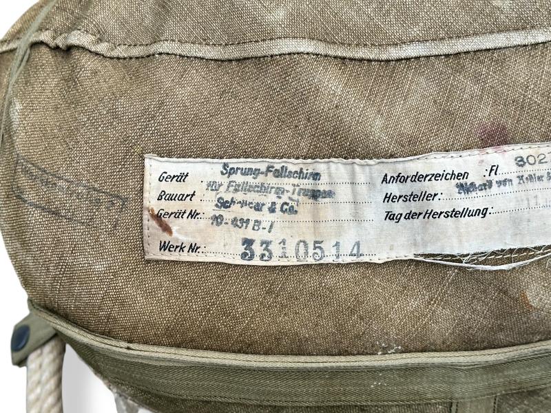Fallschirmjäger RZ20 Harness and Bag -unpacked-