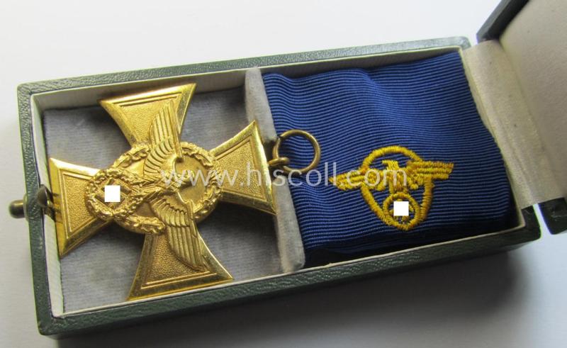 Attractive, golden-class 'Pol.-Dienstauszeichnung 1. Stufe' (or: police loyal-service medal first-class) that comes stored in its period, green-coloured (and luxuriously styled!) etui and that comes with its accompanying ribbon (ie. 'Bandabschnitt...