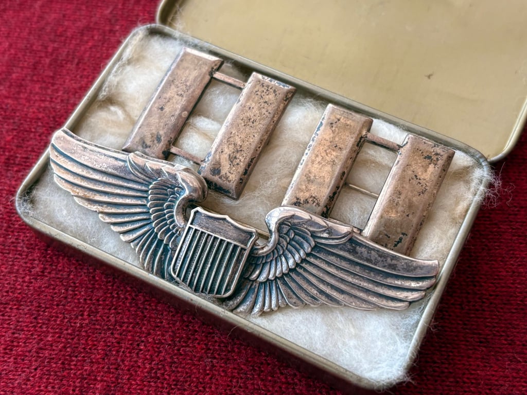 AUTHENTIC USAAF SILVER PILOTS WINGS AND CAPTAIN RANK BARS IN WARTIME BOOTS TIN.