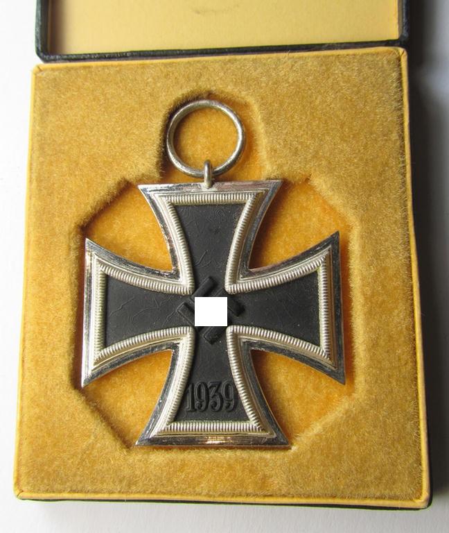 Superb, 'Eisernes Kreuz II. Klasse' (or: Iron Cross 2nd class) being a neatly maker- (ie. 'L/11'-) marked example as was produced by the maker: 'Wilh. Deumer' and that comes in its original (non-maker-marked) 'LDO'-type etui as issued