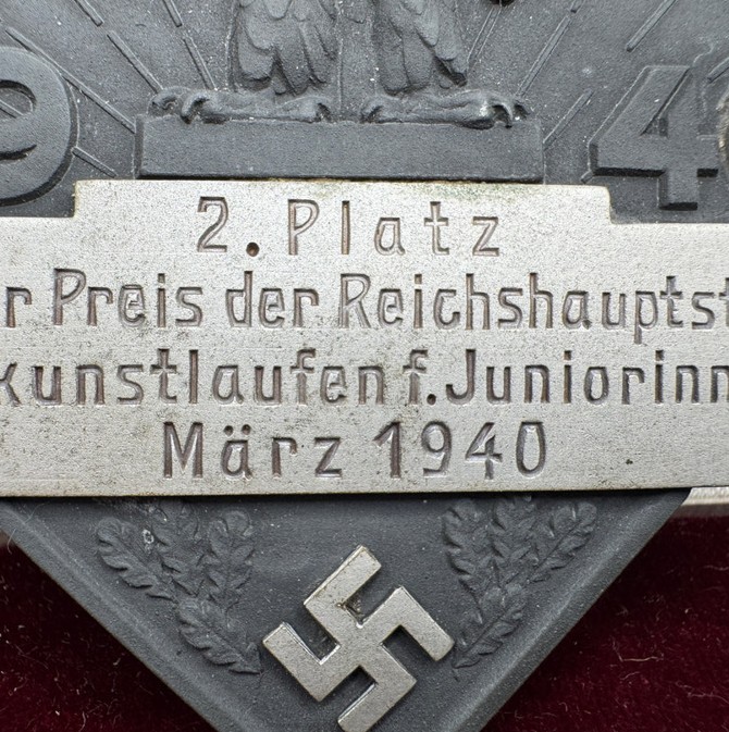 Plaque "Grosser Prize der Reichshauptstadt im Eiskunstlaufen für Juniorinnen, March 1940"in case