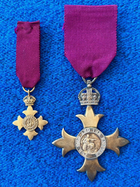 AUTHENTIC BRITISH WWI 1917 CASED OBE STERLING SILVER SET MEDAL WITH MINIATURE.