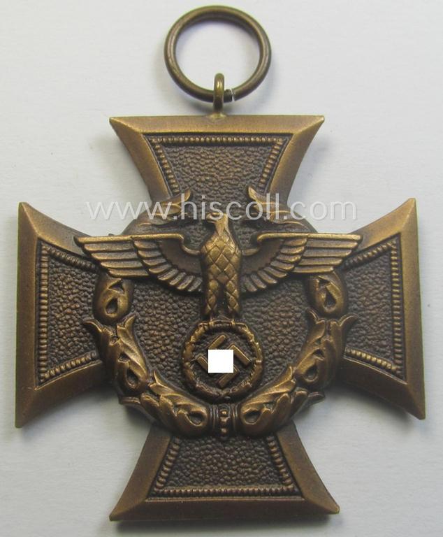 'Zollgrenzschütz-Ehrenzeichen' (or: customs loyal-service medal) that comes together with its full-length ribbon (ie. 'Bandabschnitt') and that comes stored in its (incomplete) etui