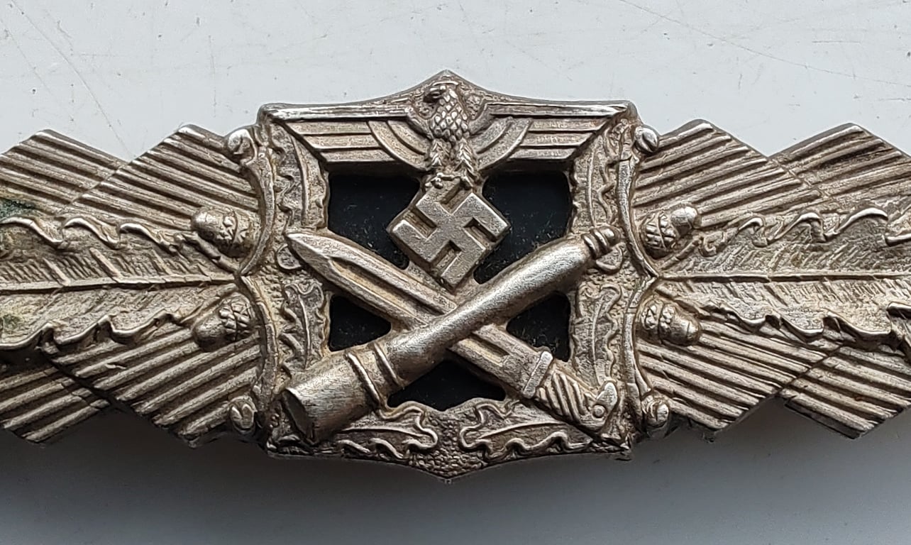 A  Nahkampfspange (Close Combat Clasp) in Silver Grade, manufactured by Friedrich Linden (FLL)