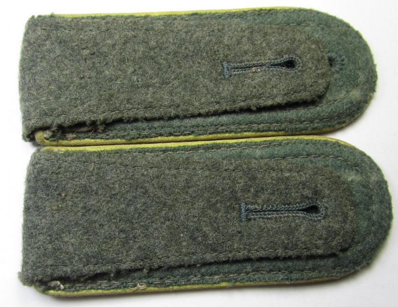 Attractive - and fully matching! - pair of so-called: 'M43'-pattern, WH (Heeres) NCO-type shoulderstraps as piped in the  bright-yellow- (ie. 'zitronengelber'-) coloured branchcolour as intended for an: 'Uffz. eines Heeres-Nachrichten-Abteilungs...