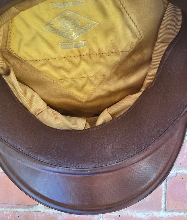 Original German officer's visor cap (Schirmmütze) Nachrichtentruppe