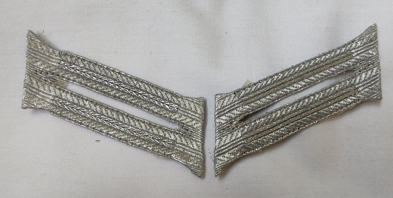 Matching pair of parade collar tab silvered litzen