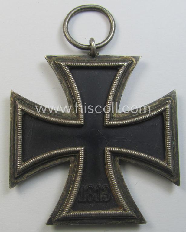 'Eisernes Kreuz 2. Klasse' (or: iron cross 2nd class) being a 'variant'- and/or non-maker-marked specimen as was executed in the desirable - and scarcely found! - so-called: 'runder Drei'- (ie. rounded-three-) pattern