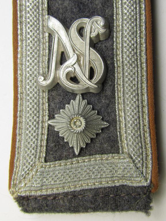 Neatly 'cyphered' - albeit regrettably single! - WH (Luftwaffe) NCO-type shoulderstrap as piped in the light-brown-coloured branchcolour, as was intended for a: 'Feldwebel der Nachrichten-Truppen u. Mitglied einer Nachrichtenschule'
