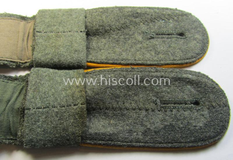 Superb - and fully matching! - pair of mid-war-period, so-called: 'M41 o. M43'-pattern, WH (Heeres) EM-type shoulderstraps that comes with its accompanying 'Überschube'-pair as intended for a: 'Soldat des Kav.-Aufklärungs-Abts. 36'