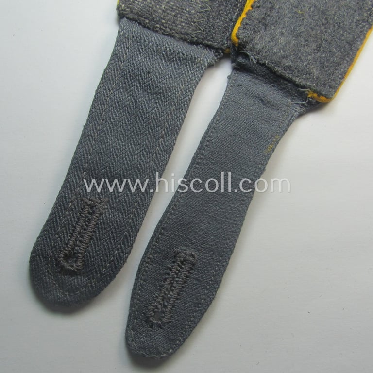 Pair of WH (Luftwaffe) shoulderstraps as was executed in typical 'HBT'-type cloth and piped in the bright-yellow-coloured branchcolour as was intended for a: 'Soldat der Flieger- o. Fallschirmjäger-Trpn.'
