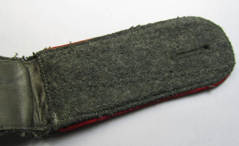 Attractive - albeit regrettably single! - WH (Heeres) 'M43'-pattern, EM-shoulderstrap as was intended for a: 'Soldat eines (Sturm-)Artillerie-Abteilungs o. Regiments'