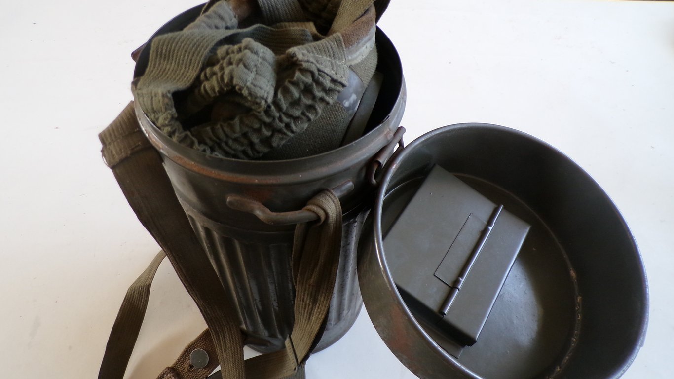 GM38 Auer Gas Mask (Luftschutz Issue)