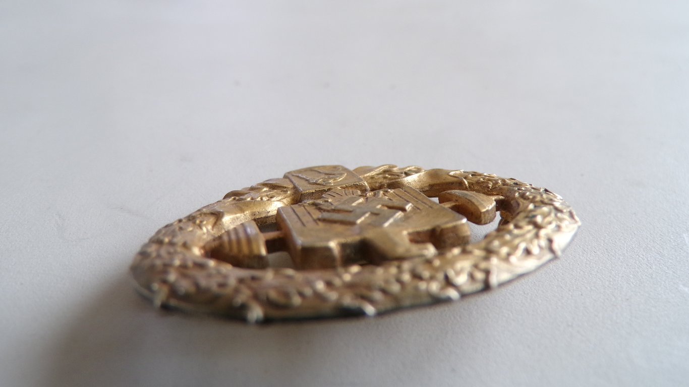 NSRL Heavy Athletics Badge in gold