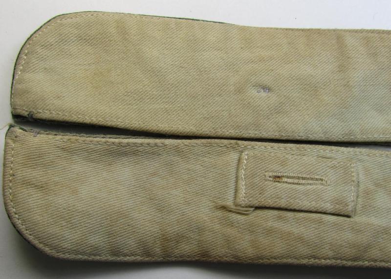 Neat, WH (Heeres, Waffen-SS etc.) greenish- ie. field-grey-coloured- and/or 'standard-issue'-pattern so-called: 'Kragenbinde' (or: uniform inner-collar) being a regular-issued and/or non-maker-marked example that comes in an overall nice conditio...