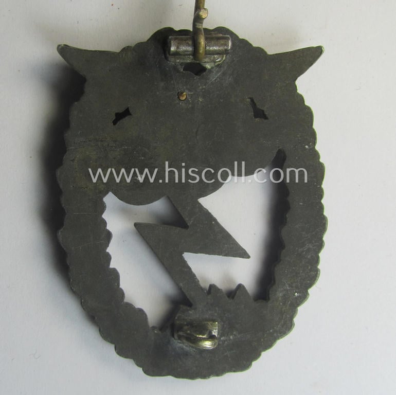 Mid- (ie. later-) war-period, zinc- (ie. 'Feinzink'-) based version of a WH (Luftwaffe) 'Erdkampfabzeichen' as was produced by the: 'J.E. Hammer u. Söhne'-company