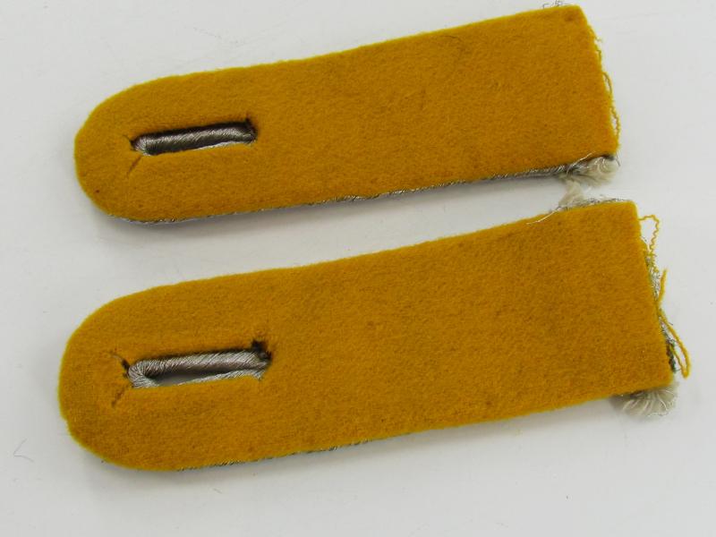 Luftwaffe flying personnel Leutnant shoulder boards