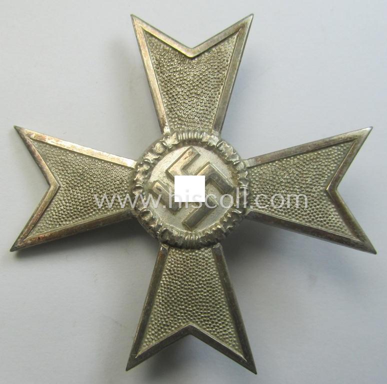 'Kriegsverdienstkreuz 1. Kl. ohne Schwn.' being a clearly maker- (ie. '4'-) marked and/or: 'Buntmetall'-based specimen by: 'Steinhauer & Lück'