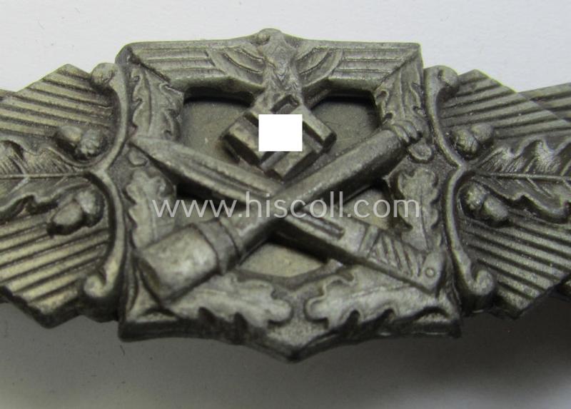 'Nahkampfspange in Bronze' (or: bronze-class close-combat clasp ie. CCC) being a maker- (ie. 'FLL'-) marked- and truly converse-shaped so-called: '3rd pattern'-specimen as was produced by the maker- (ie. 'Hersteller') 'Friedrich Linden'