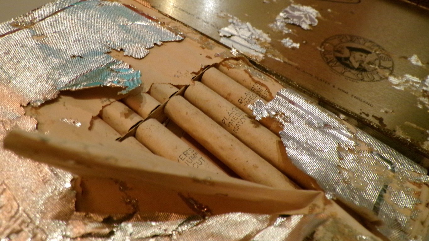 1940's Tin of Player's Navy Cut cigarettes