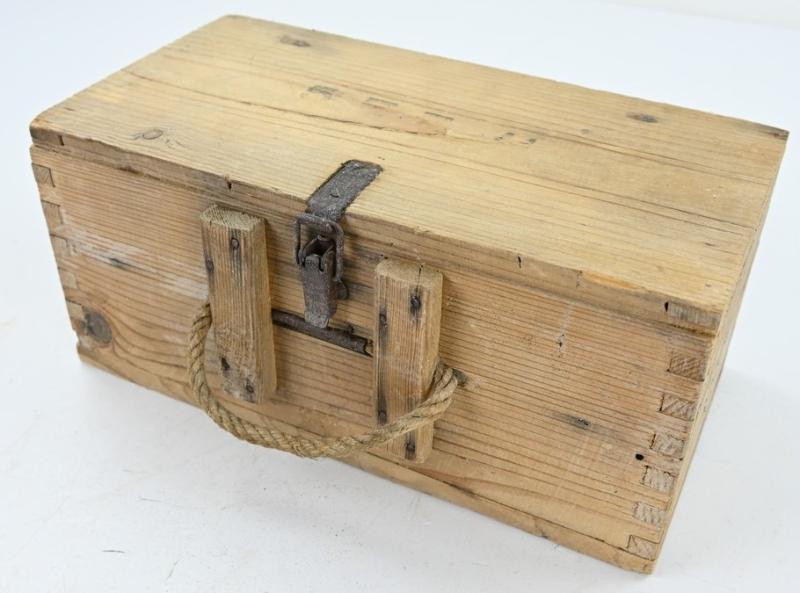 German WH Entlastungzunder 44 Ammunition Box