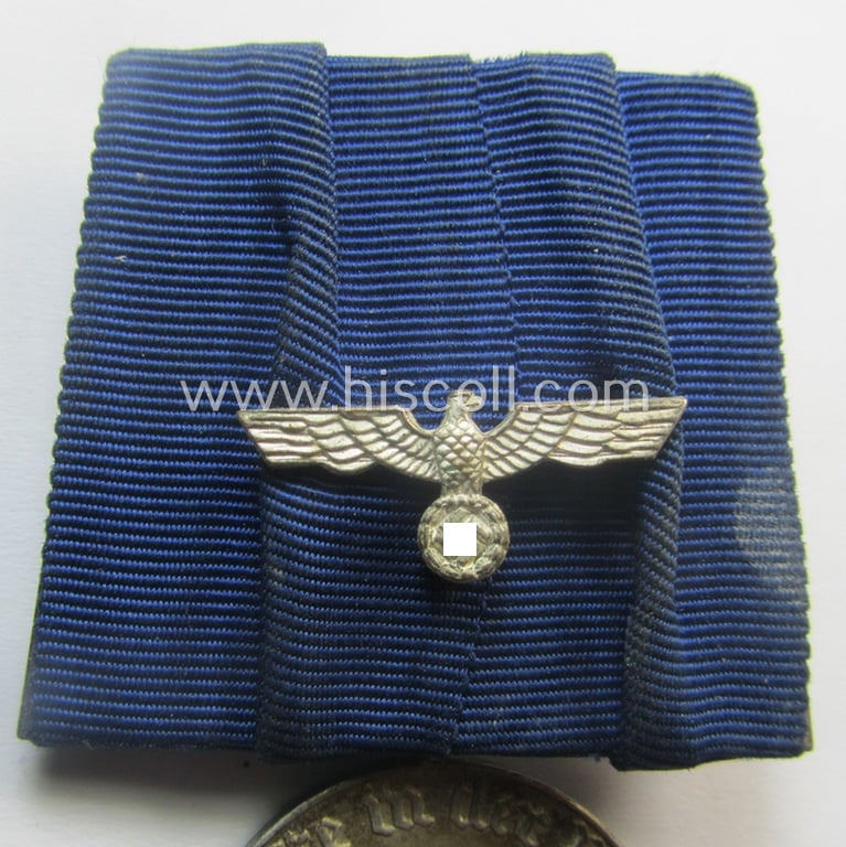 Silver-toned, WH (Heeres o. KM) so-called: 'Einzelspange' showing a: 'WH-Dienstauszeichnung 4. Stufe' (as was intended for 4 years of loyal-service) and that shows a detailed, Heeres o. KM-type-eagle-device, period-attached