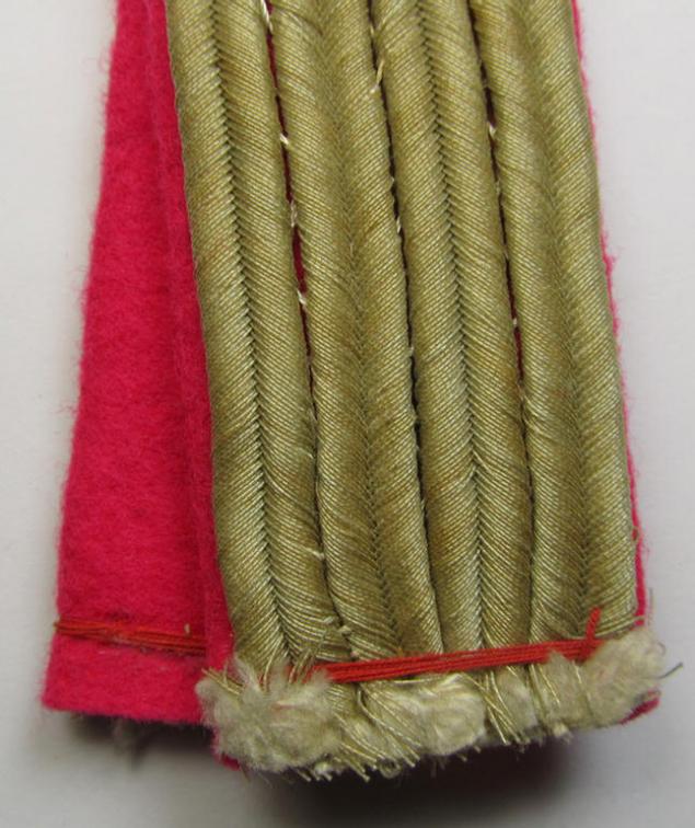 Fully matching pair of WH (Heeres) officers'-type shoulderboards, as piped in the 'karmesinroter'-coloured branchcolour as was intended for usage by a: 'Leutnant der Generalsstab- o. Veterinär-Truppen'