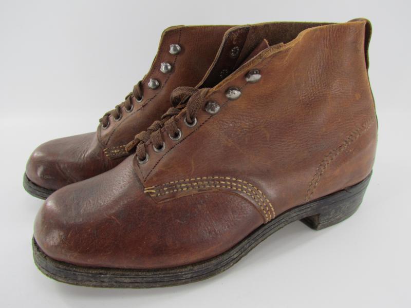 Low Boots ( Schnurschuhe ) with hobnails