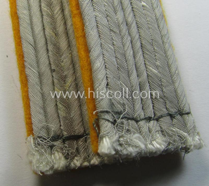 Attractive  - and fully matching! - pair of WH (Heeres) officers'-type shoulderboards as was intended for a junior-officer holding the rank of: 'Leutnant eines Kavallerie o. Reiter-Regiments'