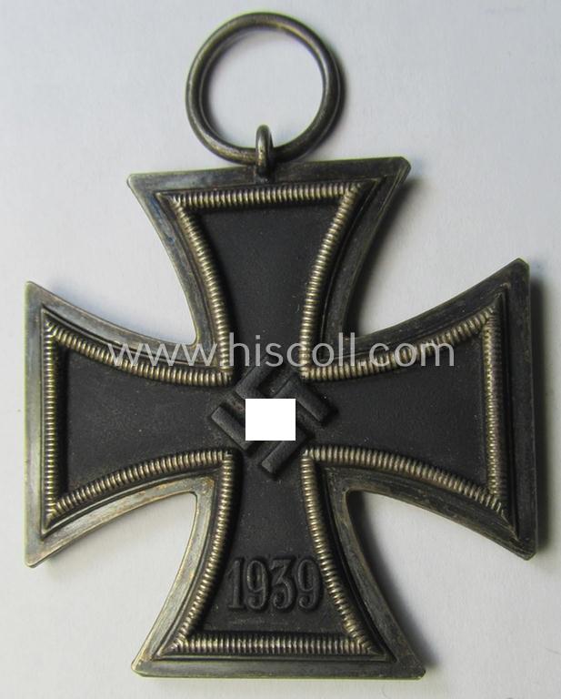 Attractive, 'Eisernes Kreuz II. Klasse' being a non-maker-marked example that comes together with its original- and never-mounted ribbon (ie. 'Bandabschnitt') as was (I deem) produced by the maker (ie. 'Hersteller'): 'Beck, Hassinger & Co.'