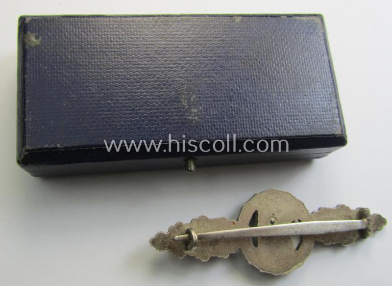 Stunning - and truly detailed! - 'Buntmetall'-based- (albeit non-maker-marked) specimen of a WH (Luftwaffe) 'Frontflugspange für Aufklärer in Silber' that comes stored in its early-war-pattern etui as issued and/or stored for decades