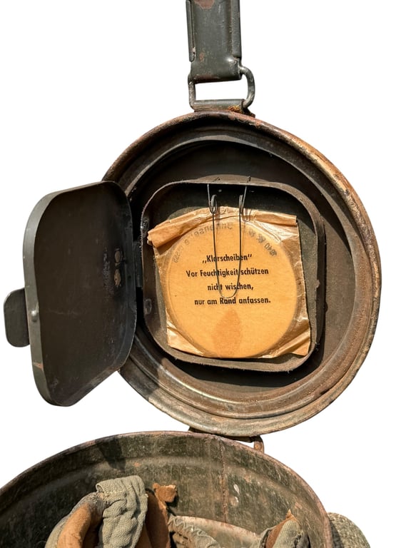 Sud Front Gasmasker and Canister