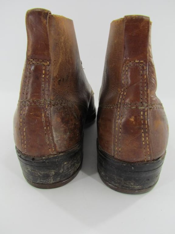 Low Boots ( Schnurschuhe ) with hobnails