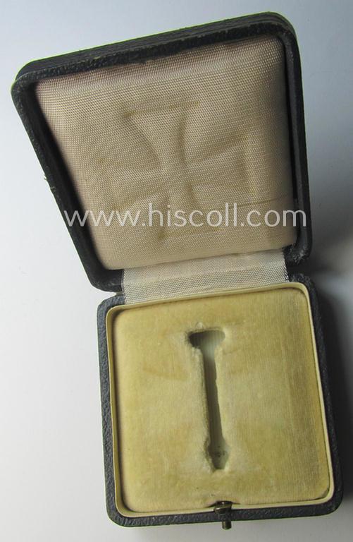 Attractive - albeit regrettably empty! - typical darker-greenish-toned etui as was specifically produced to store an: 'Eisernes Kreuz 1. Klasse' (or: Iron Cross 1st class) by the maker: 'Klein u. Quenzer A.G.'