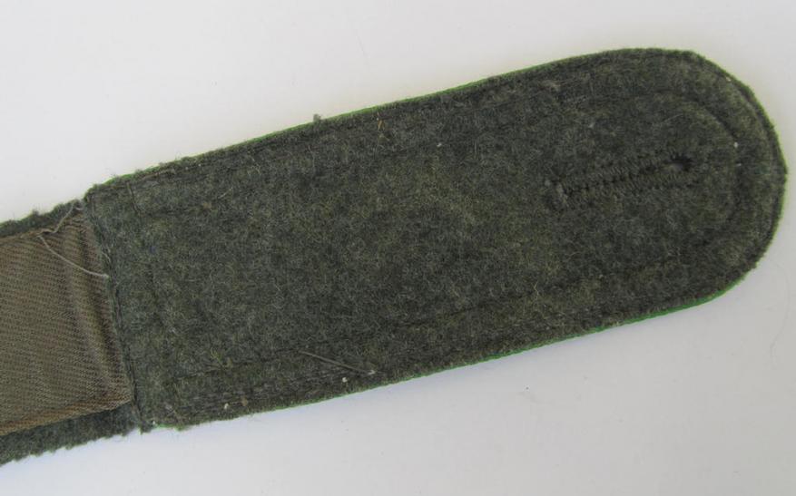 Neat - and actually scarcely encountered, albeit regrettably single! - IMO fairly early- (ie. mid-war-) period-, WH (Heeres) NCO-type shoulderstrap, as was intended for - and/or used by! - an: 'Unteroffizier der Panzer-Grenadier-Truppen'
