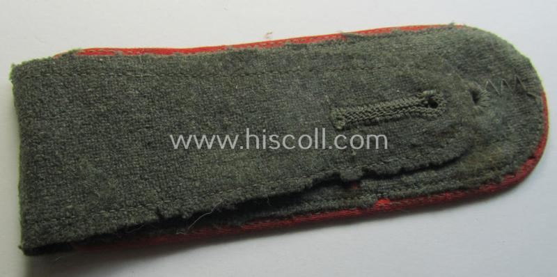 Attractive - albeit clearly used and regrettably single! - WH (Heeres) 'M43'-pattern, EM-shoulderstrap as was intended for usage by a: 'Soldat eines (Sturm-)Artillerie-Abteilungs o. Regiments'