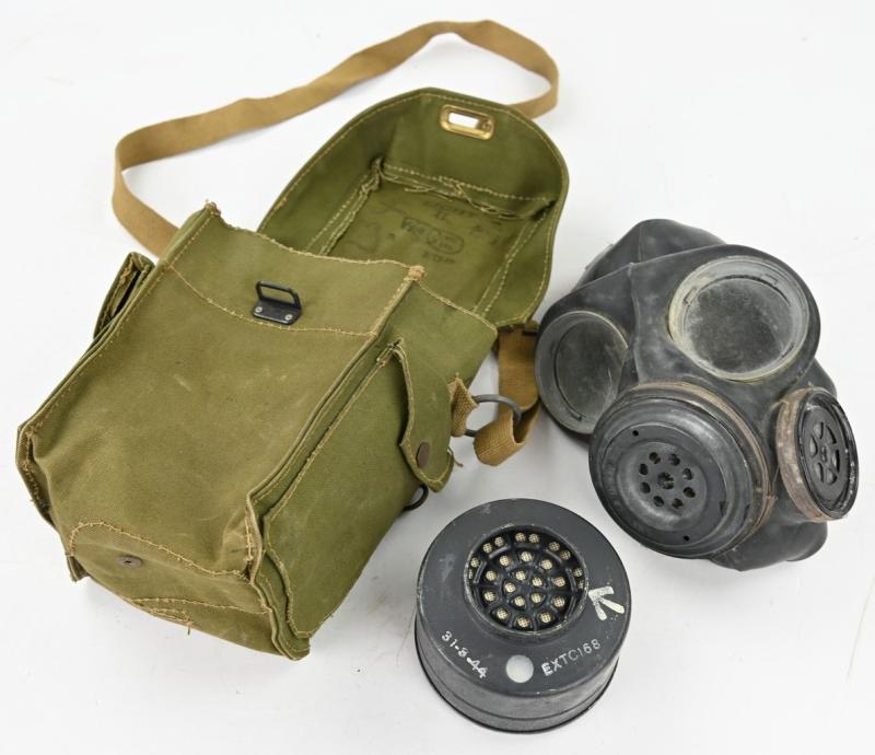 British WW2 Leightweight Gasmask in Carrying Bag