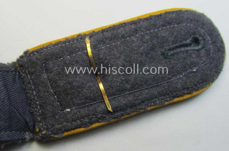 Attractive - albeit regrettably single! - WH (Luftwaffe) NCO-type shoulderstrap as piped in the golden-yellow- (ie. 'goldgelbener'-) coloured branchcolour as was intended for a: 'Feldwebel der Flieger o. Fallschirmtruppen'