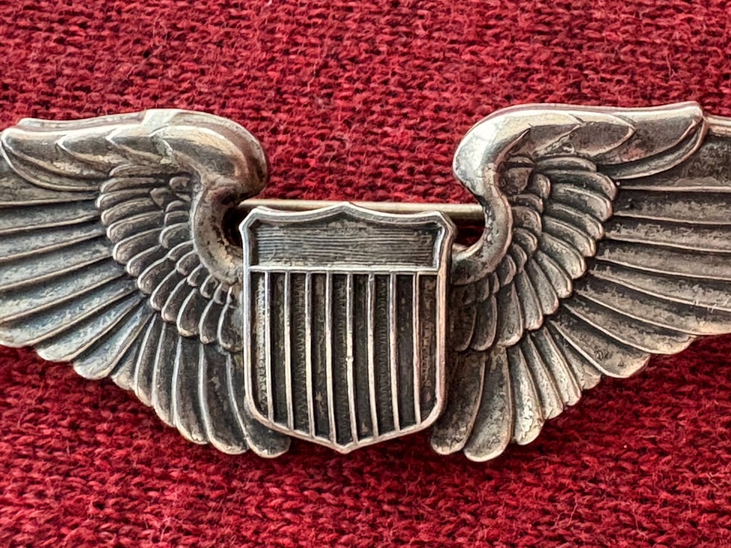 AUTHENTIC USAAF SILVER PILOTS WINGS AND CAPTAIN RANK BARS IN WARTIME BOOTS TIN.