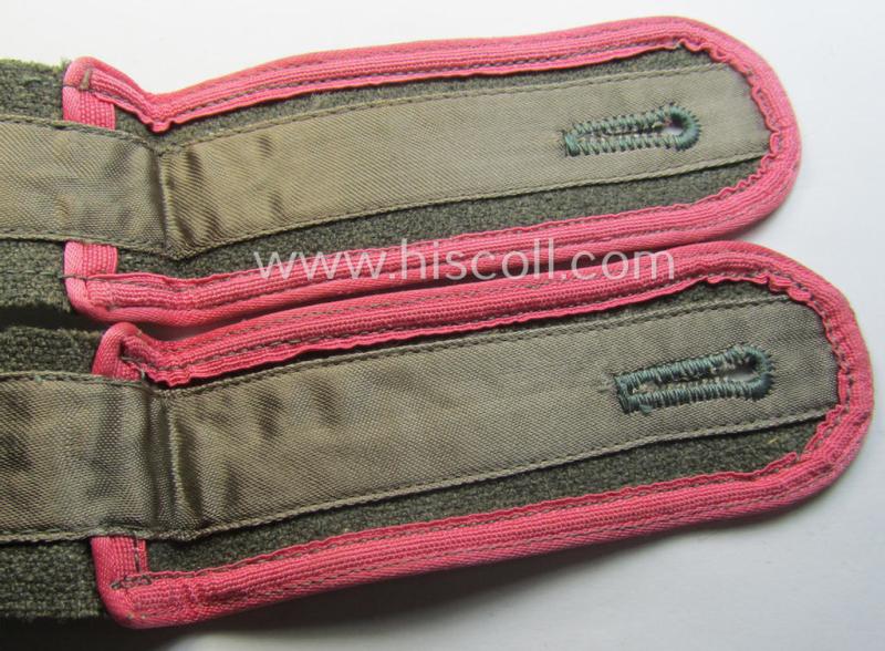 Pair of later-war-period, so-called: 'M44'-pattern, 'simplified' WH (Heeres) EM-type shoulderstraps: 'Soldat der Panzer- o. Panzerjäger-Trpn.'