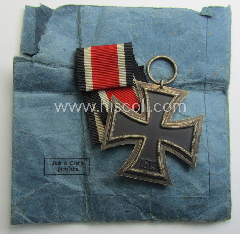 'Eisernes Kreuz II. Klasse' being a non-maker-marked example by the maker (ie. 'Hersteller'): 'Katz & Deyhle' that comes stored in its period (albeit incomplete), 'Zellstoff'-based pouch