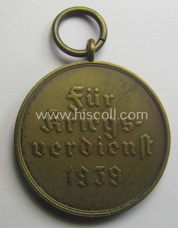 'Kriegsverdienstmedaille 1939'-set comprising of a non-maker-marked- (and/or: typical 'Buntmetall'-based!) specimen that came together with its period-ribbon and 'Zellstoff'-based pouch by the maker: 'Klein & Quenzer A.G. - Oberstein'
