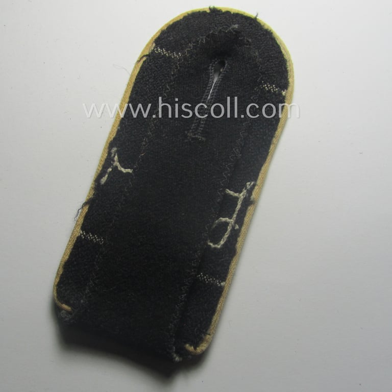 Single, Waffen-SS, EM-type shoulderstrap as piped in the white-coloured branchcolour: 'SS-Mann der Infanterie-Trpn.'