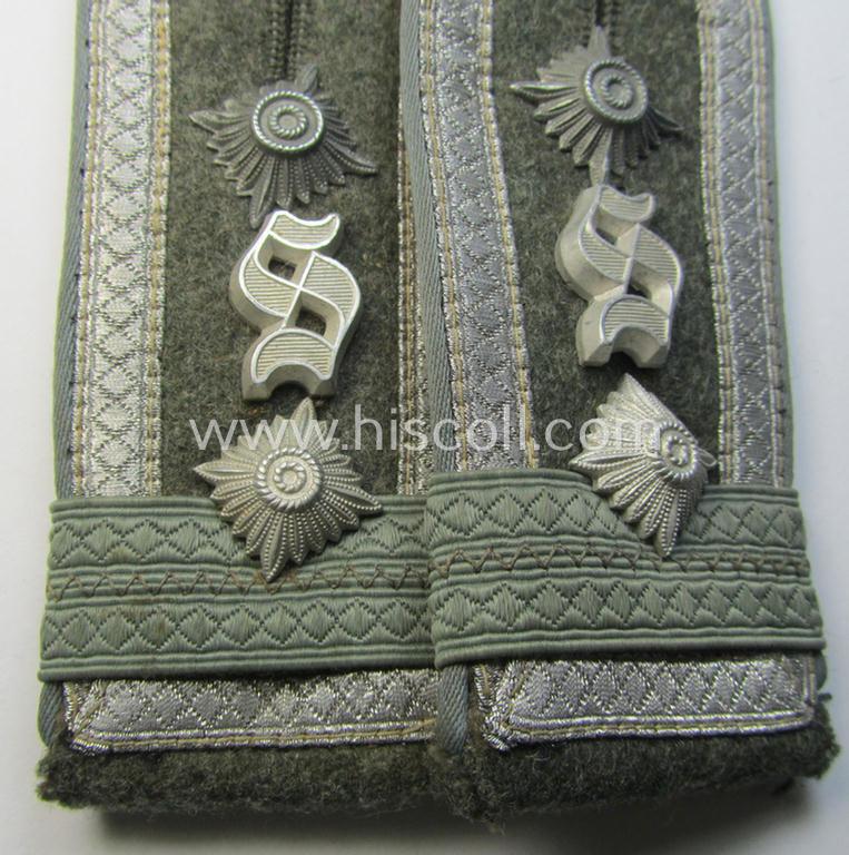 Superb - fully matching and scarcely seen! - pair of WH (Heeres) NCO-type (ie. 'M41- o. M43'-pattern) 'cyphered' shoulderstraps as was intended for usage by an: 'Oberfeldwebel u. Offiziers-Anwärter u. Mitglied einer Nachschubschule'