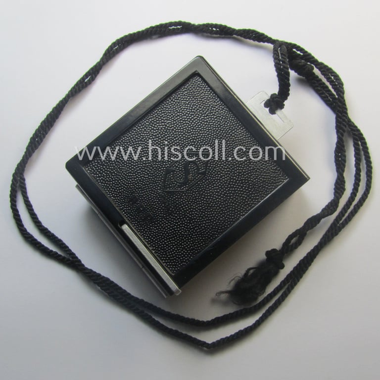 Neat, 'youth'-pattern- (ie. HJ- or: 'Hitlerjugend'-) related compass (or: 'Marschkompass') as executed in black-coloured 'Bakelite' (and aluminium-based metal) and showing the superimposed text: 'Marsch-Kompass'