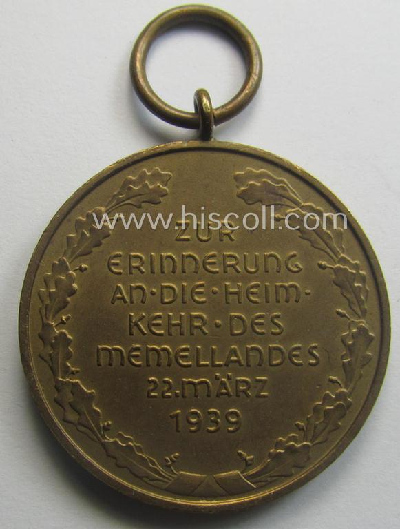 WH Memelland 'Anschluss'- (ie. occupation-) medal: '22 März 1939' (being a minimally used example of the so-called: 'slanted G'-type) that comes together with its original non-confectioned ribbon (ie. 'Bandabschnitt')