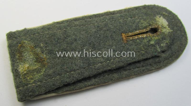 Single - albeit nevertheless rarely seen! - WH (Heeres) NCO-type, 'M40- (ie. 43'-) pattern- and neaty 'cyphered' shoulderstrap as was intended for usage by a: 'Soldat der Inf.-Truppen u. Mitglied einer Unteroffiziersschule'